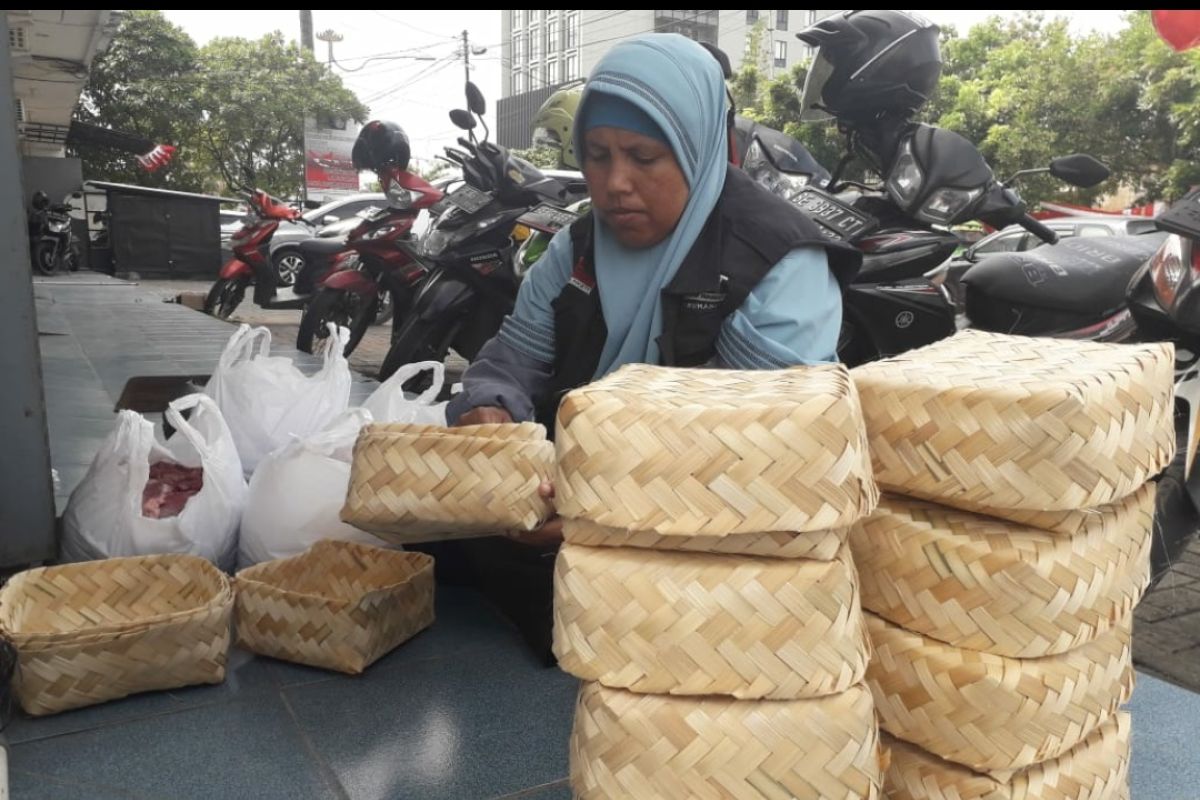 ACT Lampung salurkan daging kurban menggunakan besek