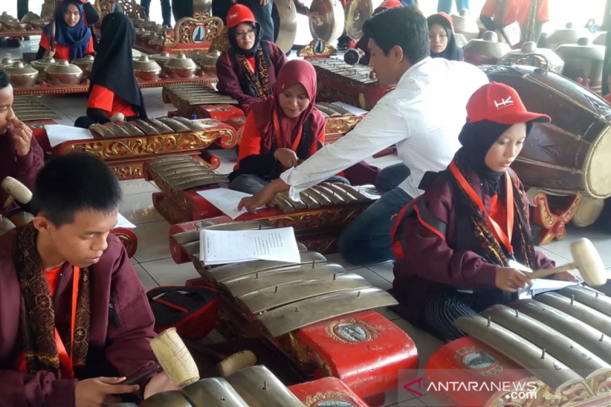 SMN 2019 - Puluhan peserta SMN Riau pelajari cara memainkan gamelan di Yogyakarta