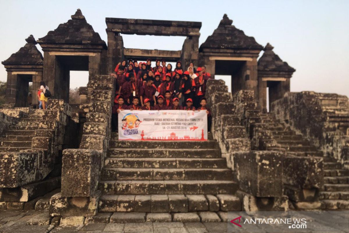 SMN 2019 - Peserta SMN Riau kunjungi Situs Ratu Boko