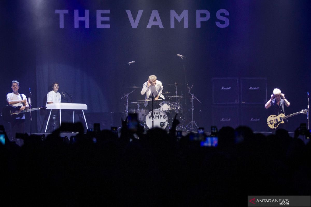 "Karaoke" bersama dalam Konser The Vamps Jakarta