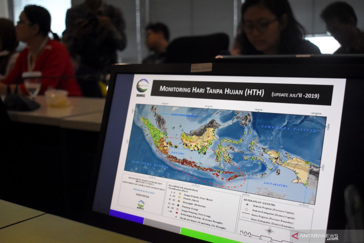 BMKG suplai informasi pertumbuhan awan untuk petakan lokasi operasi hujan buatan