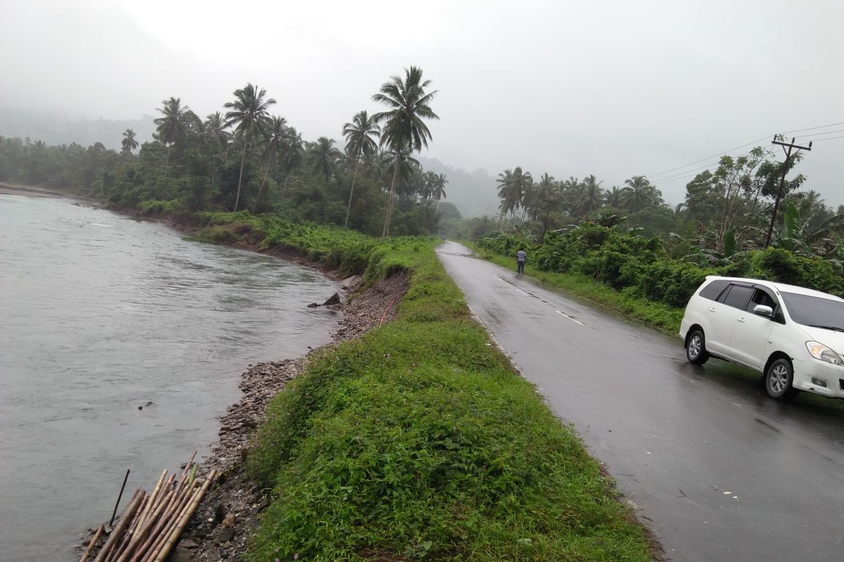 Luapan sungai Wai Kaka ancam putuskan ruas jalan utama