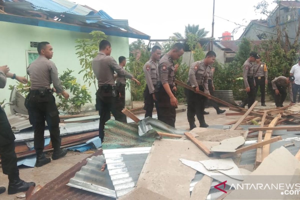 Puluhan polisi Kalbar bersihkan daerah terdampak angin kencang