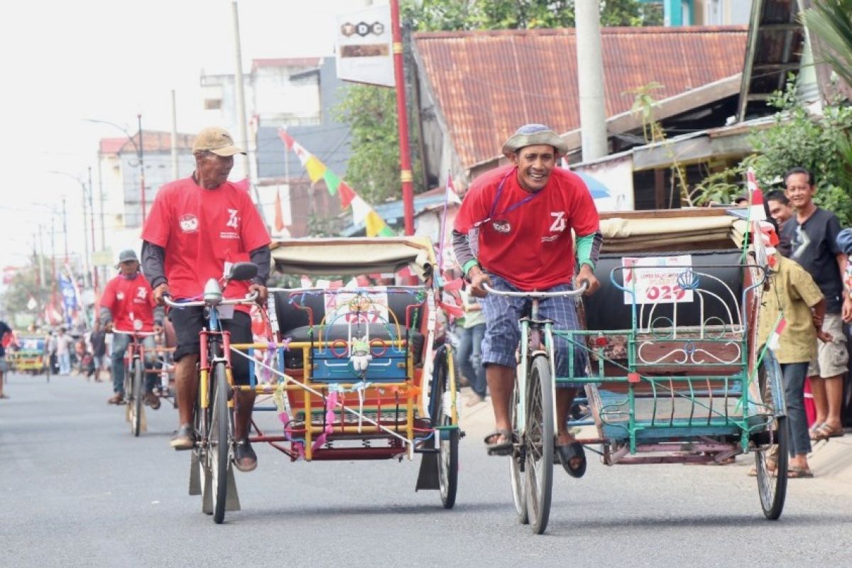 Lomba balap becak kayuh meriahkan HUT Kemerdekaan RI