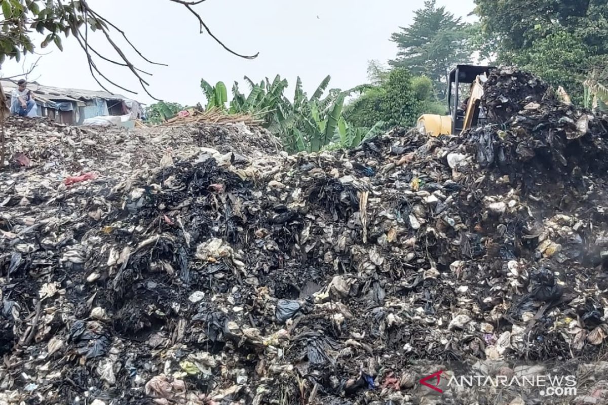 Asap pembakaran pembuangan sampah liar di Tangsel timbulkan penyakit