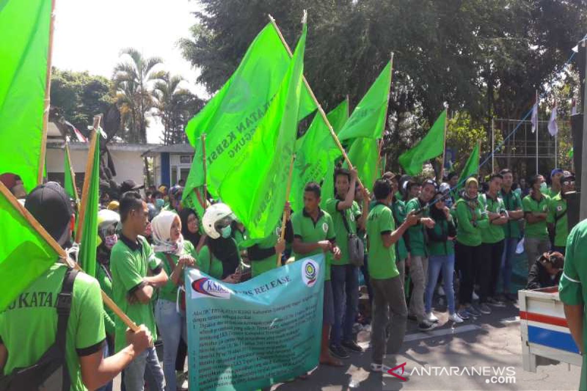 Ratusan pekerja demo di Setda Temanggung tuntut kesejahteraan