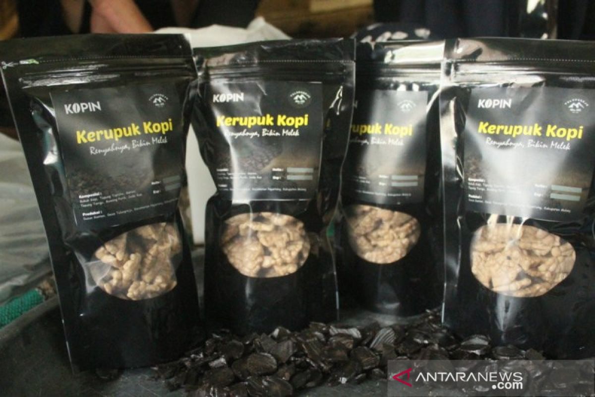 Petani di Malang dilatih produksi kerupuk kopi hingga masker kopi