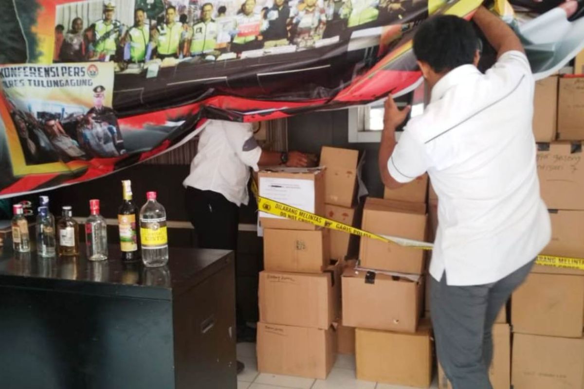 Polisi Tulungagung sita ratusan botol minuman keras