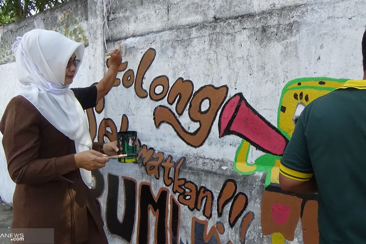 Perbarui mural, cara kreatif guru di Payakumbuh sambut HUT RI (Video)