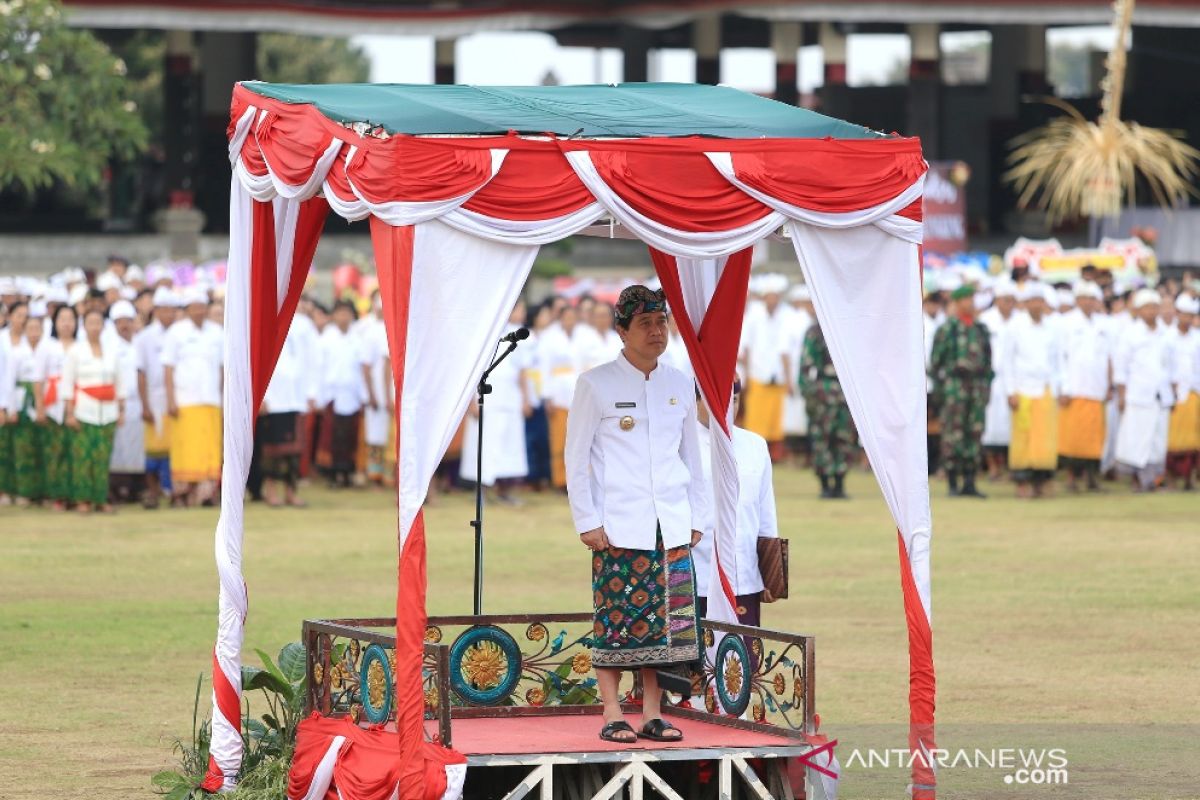 Berbusana adat, Bupati Klungkung pimpin upacara Hari Jadi ke-61 Provinsi Bali