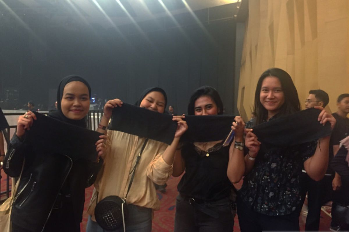 Gara-gara rebutan handuk The Vamps, panitia potong jadi empat bagian