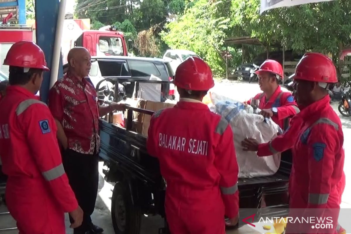 DPKP Kotabaru serahkan bantuan peralatan pemadam kebakaran