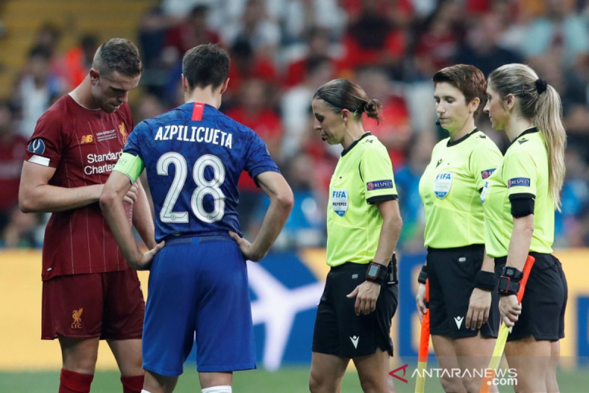 Kepemimpinan wasit perempuan di laga Liverpool Chelsea dapat sanjungan