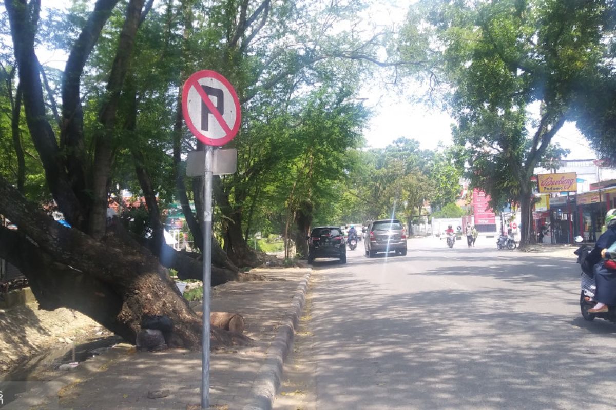 Dishub Kota Padang akan derek kendaraan parkir sembarangan