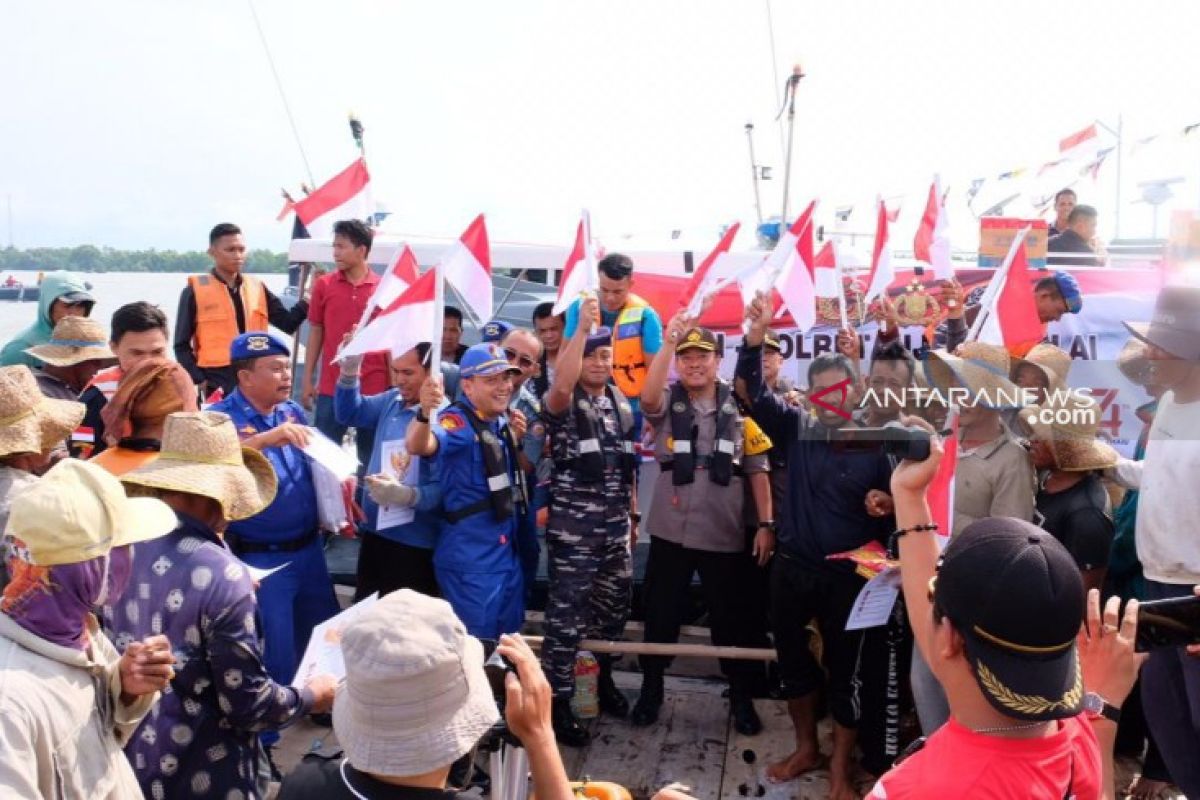 Polres-Lanal Tanjungbalai bagikan bendera kepada nelayan