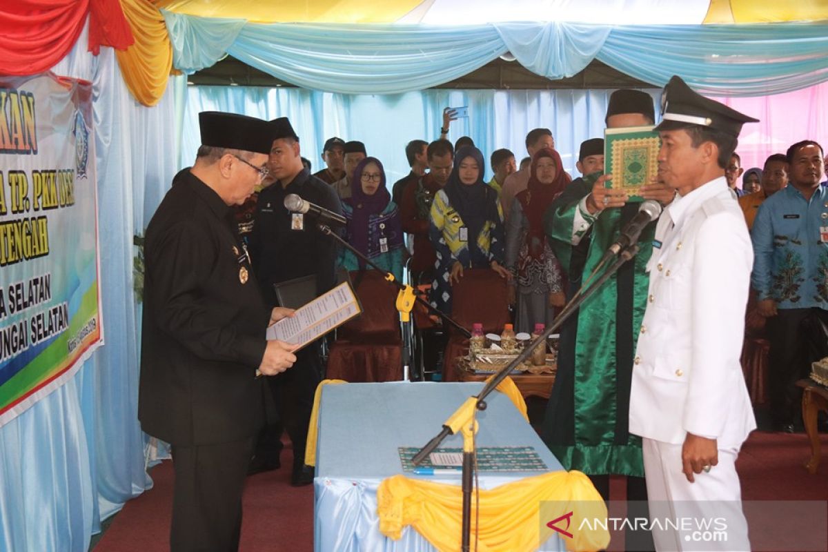 Bupati HSS lantik Kepala Desa Muning Tengah H Abdul Salim
