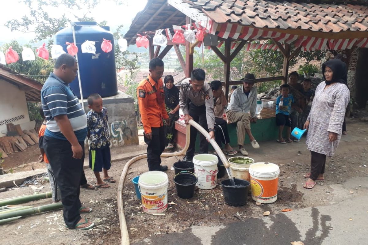 Pemkab Purwakarta salurkan 161.400 liter air ke daerah kekeringan