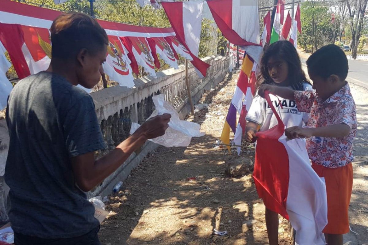 Pedagang di Padang keluhkan sepinya penjualan Bendera