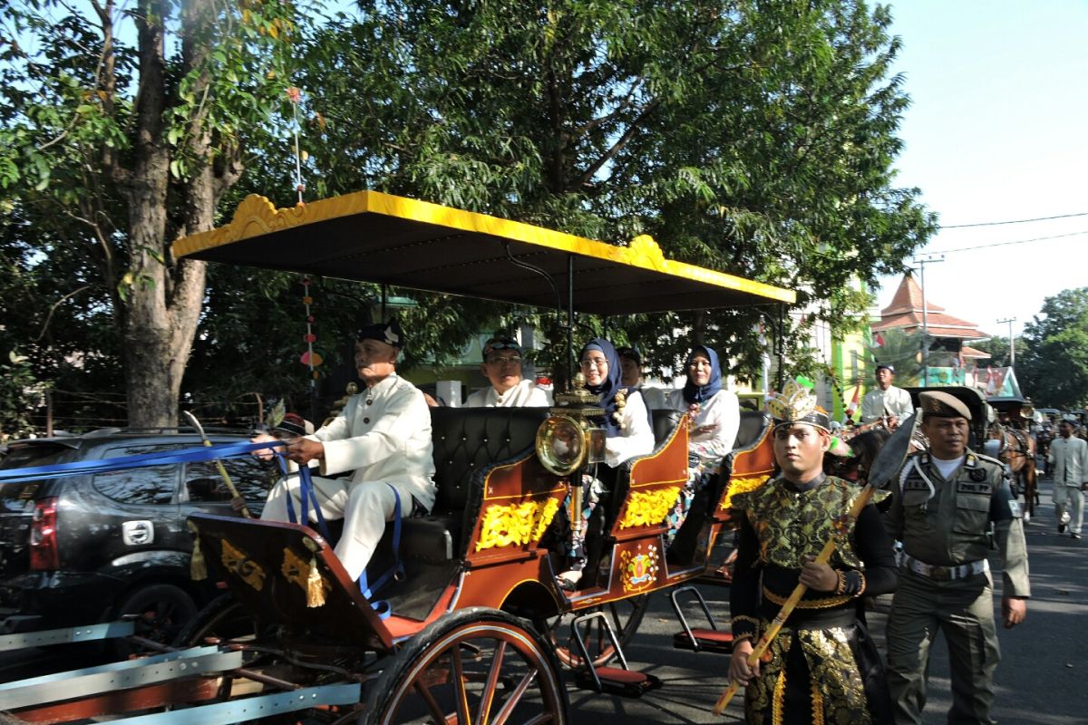 Parade kereta kencana warnai Kirab Harjakasi Situbondo ke-201
