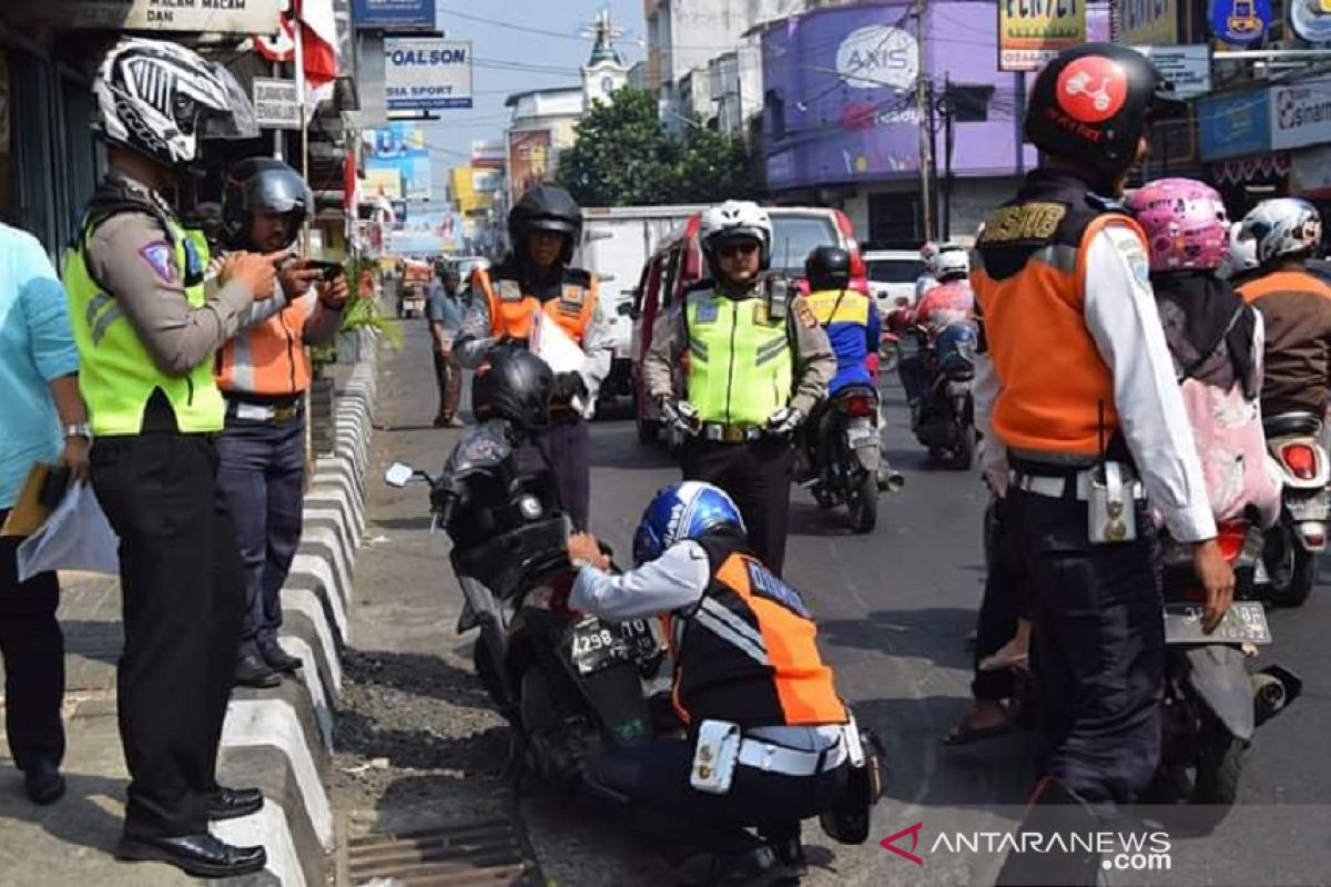 Parkir sembarangan di Sukabumi akan kena sanksi kempes dan gembok ban