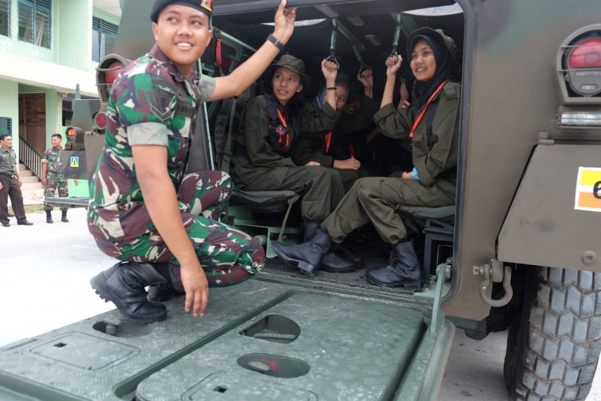 Siswa Mengenal Nusantara asal Sulteng bangga naik Panser Anoa