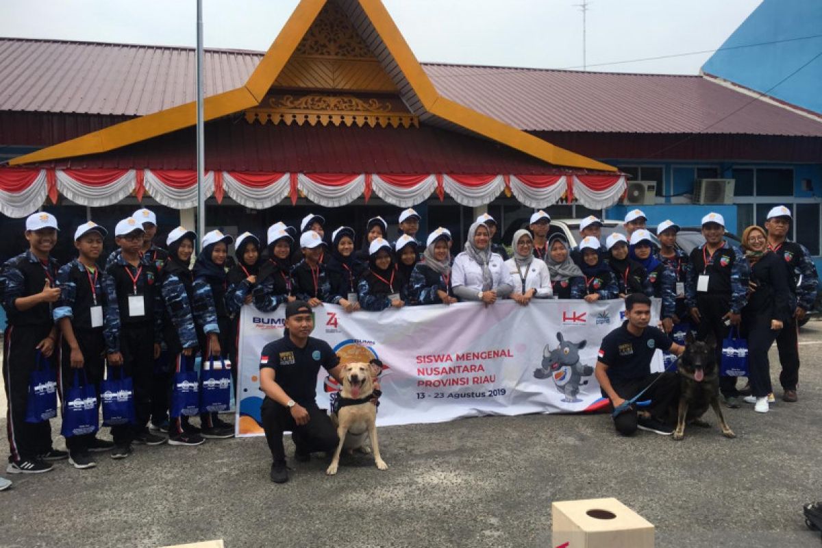 VIDEO - Peserta SMN di Riau terpukau aksi anjing pelacak mengendus narkoba
