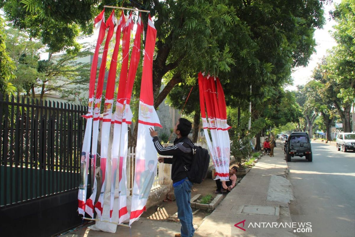 Sepi pembeli, omzet pedagang bendera turun