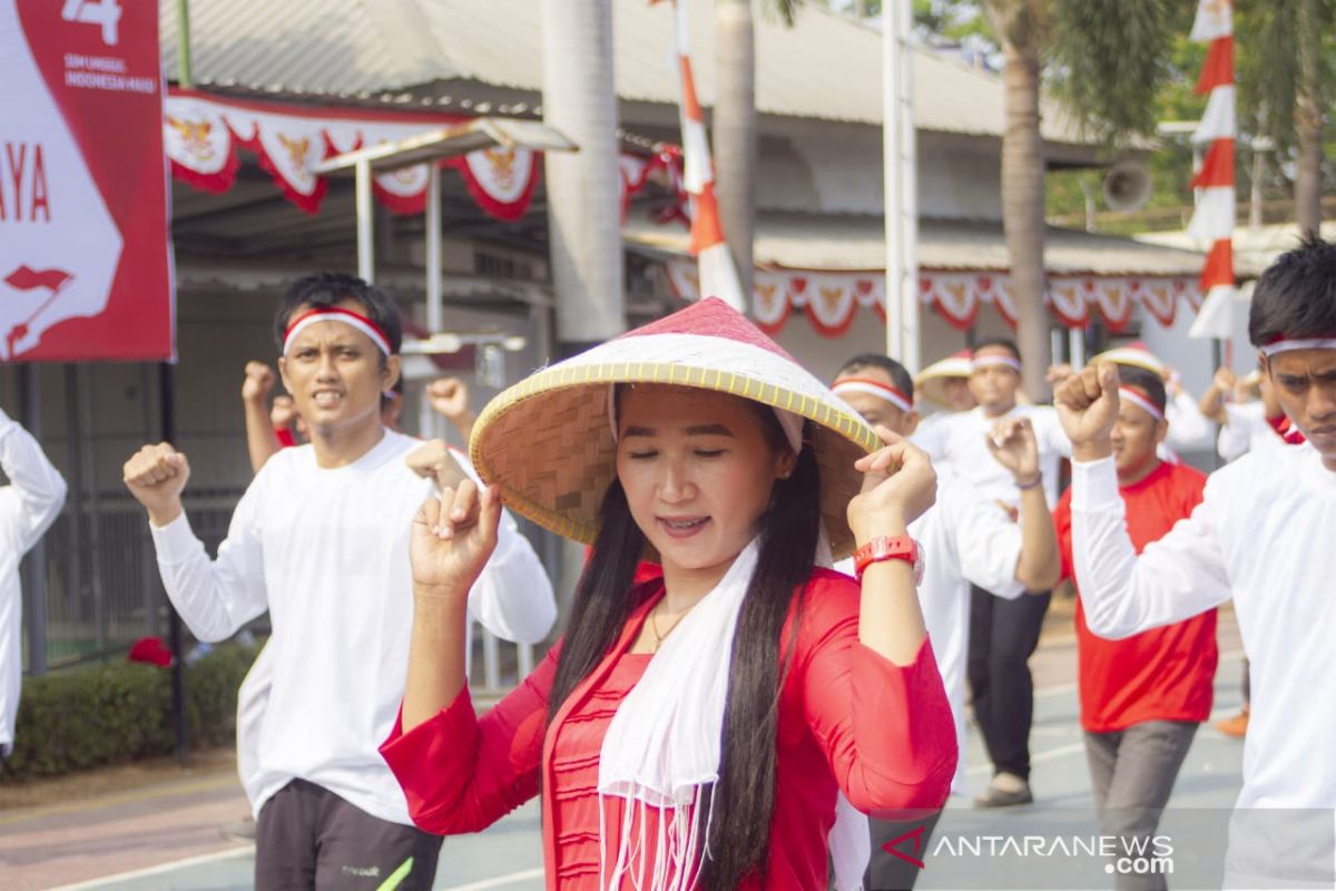 Warga binaan dan petugas Lapas di Karawang menari bersama peringati HUT kemerdekaan RI