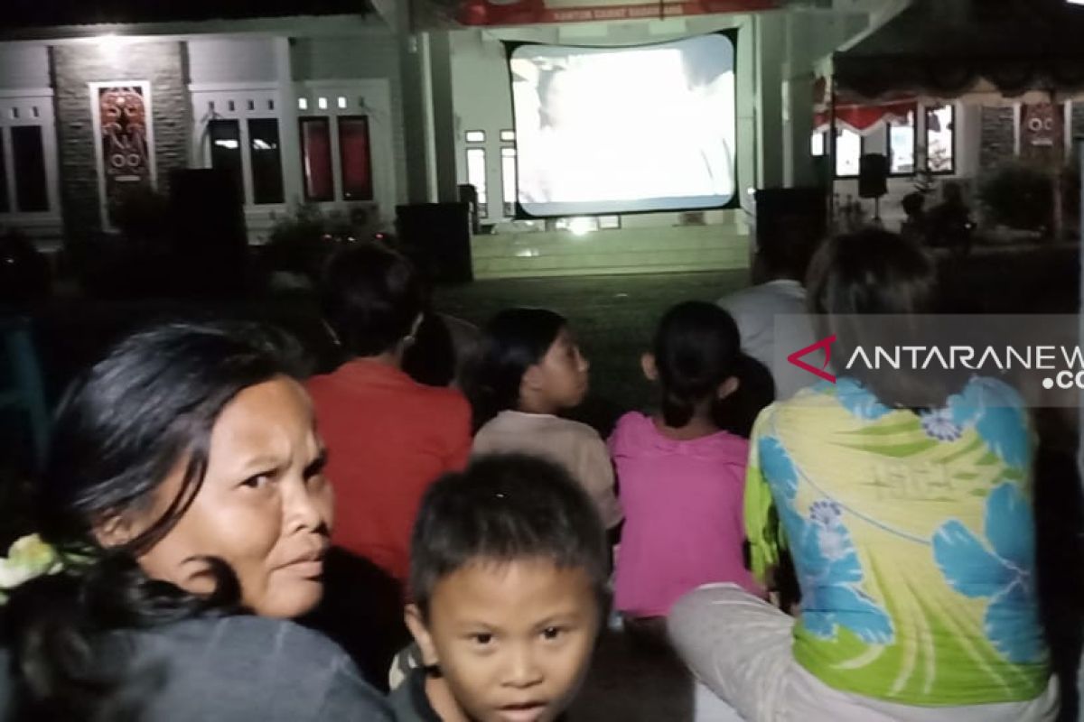 Warga Sadaniang antusias nonton film layar tancap BKKBN