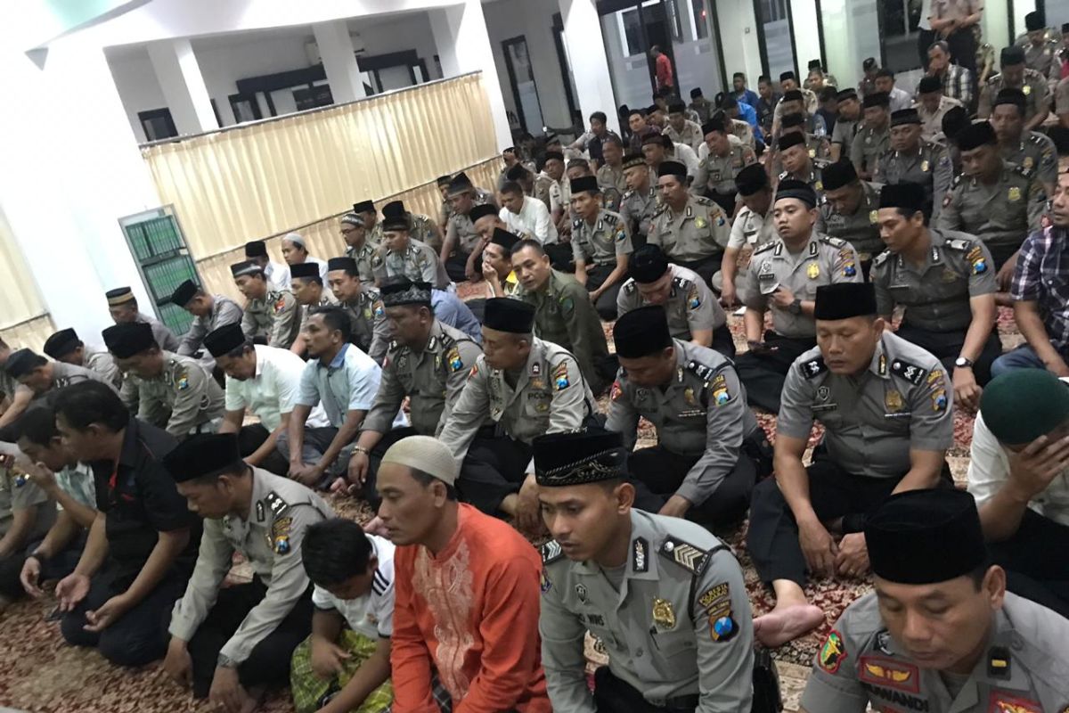 Anggota Polresta Sidoarjo doa bersama untuk pahlawan