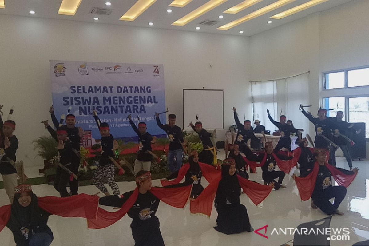 Tari Mandau tandai kedatangan  peserta SMN di Palembang