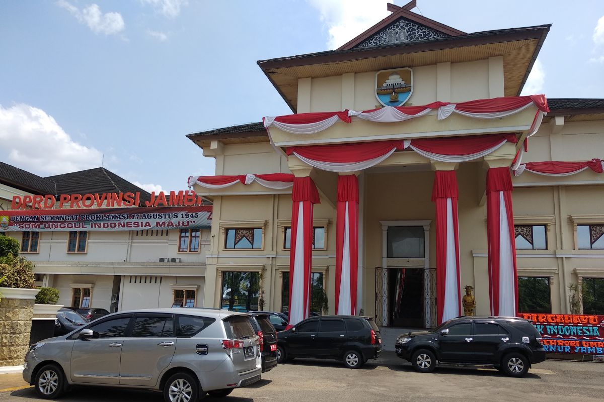 Gedung DPRD bersolek sambut HUT ke-74 RI