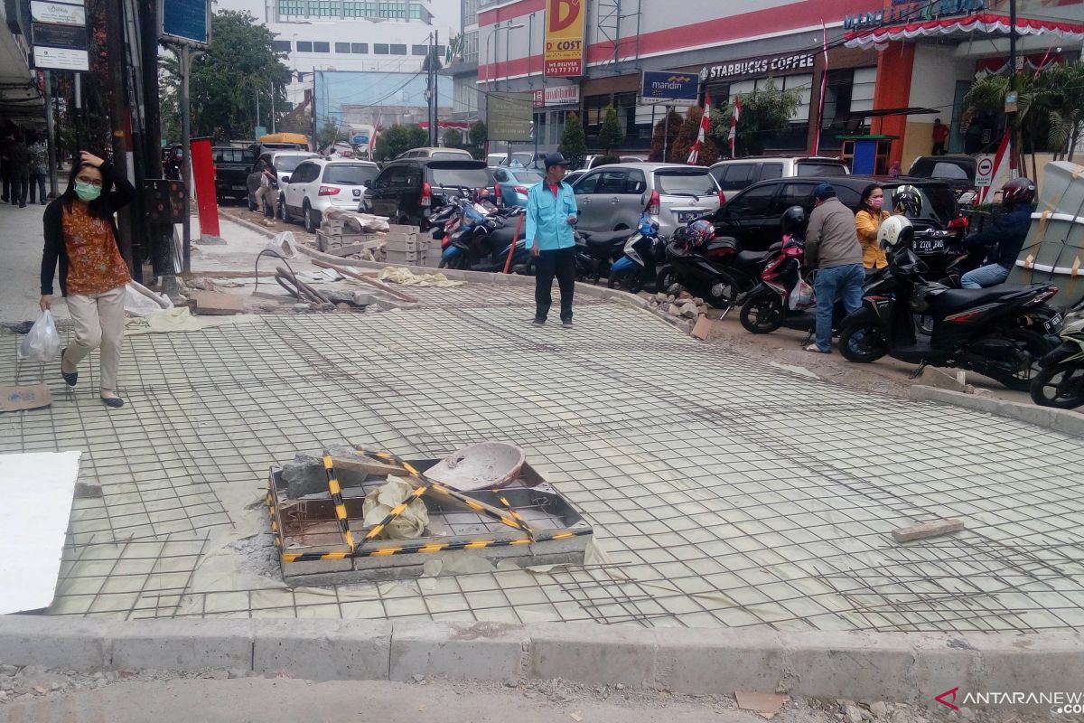 Pelaku usaha keluhkan pengerjaan revitalisasi trotoar Cikini