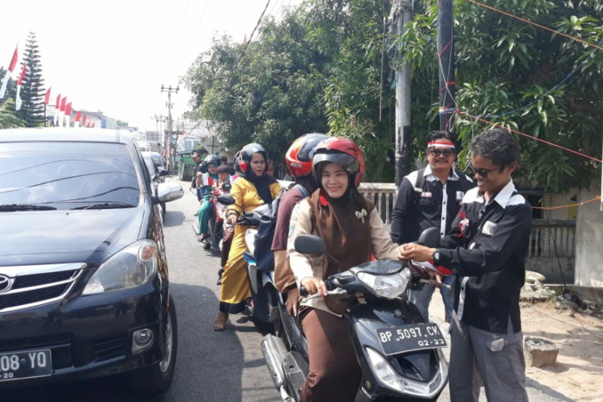 IWO Karimun gugah nasionalisme dengan bagikan bendera