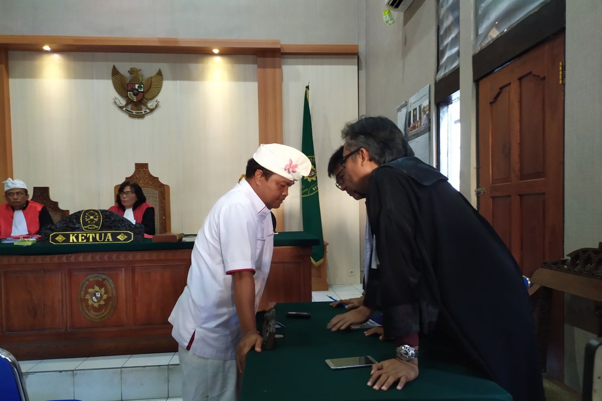 Divonis dua tahun penjara, mantan Ketua Kadin menangis