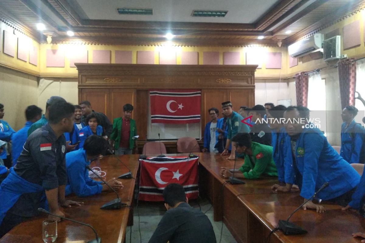 Mahasiswa paksa kibarkan bendera bulan bintang di DPR Aceh