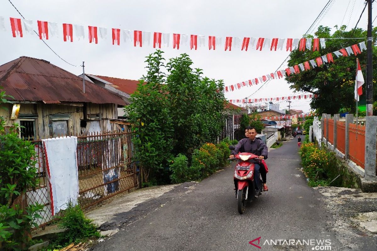 Masyarakat Pematangsiantar manfaatkan kantong kresek pernak-pernik HUT RI