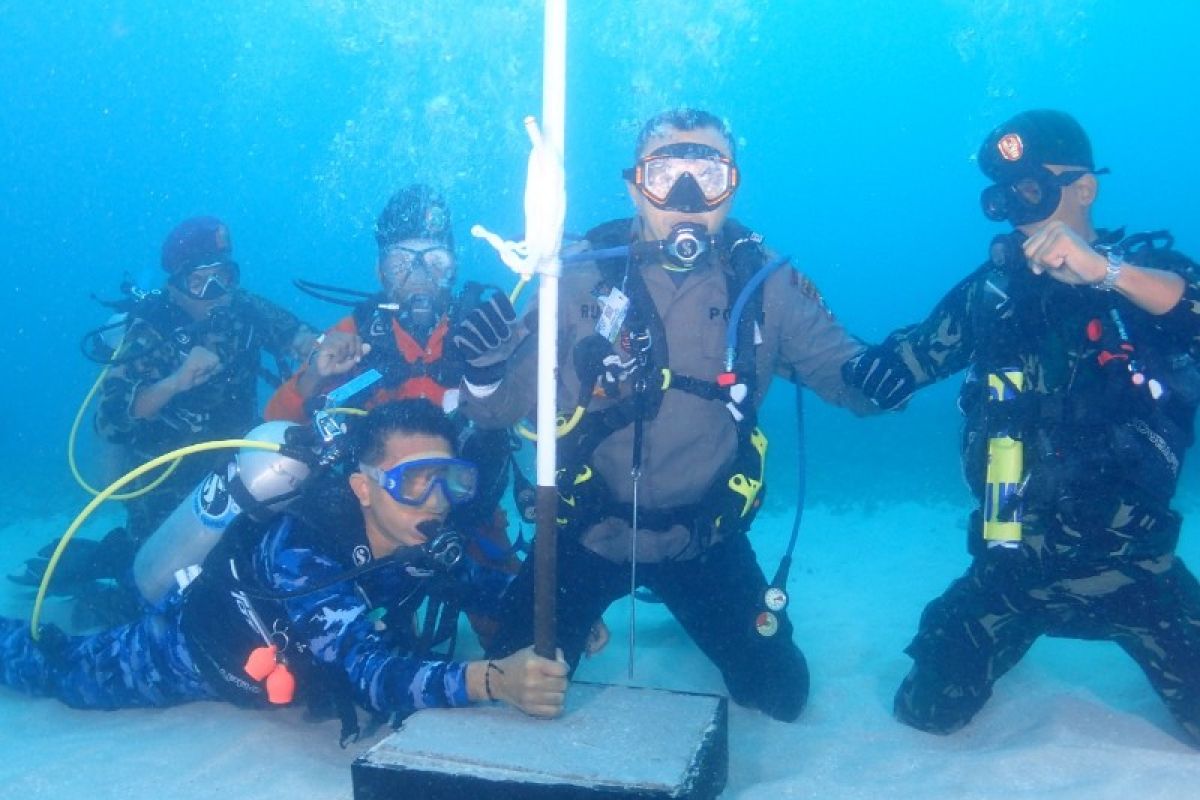 Bendera Merah Putih dikibarkan di kedalaman 10 meter Teluk Humboltd