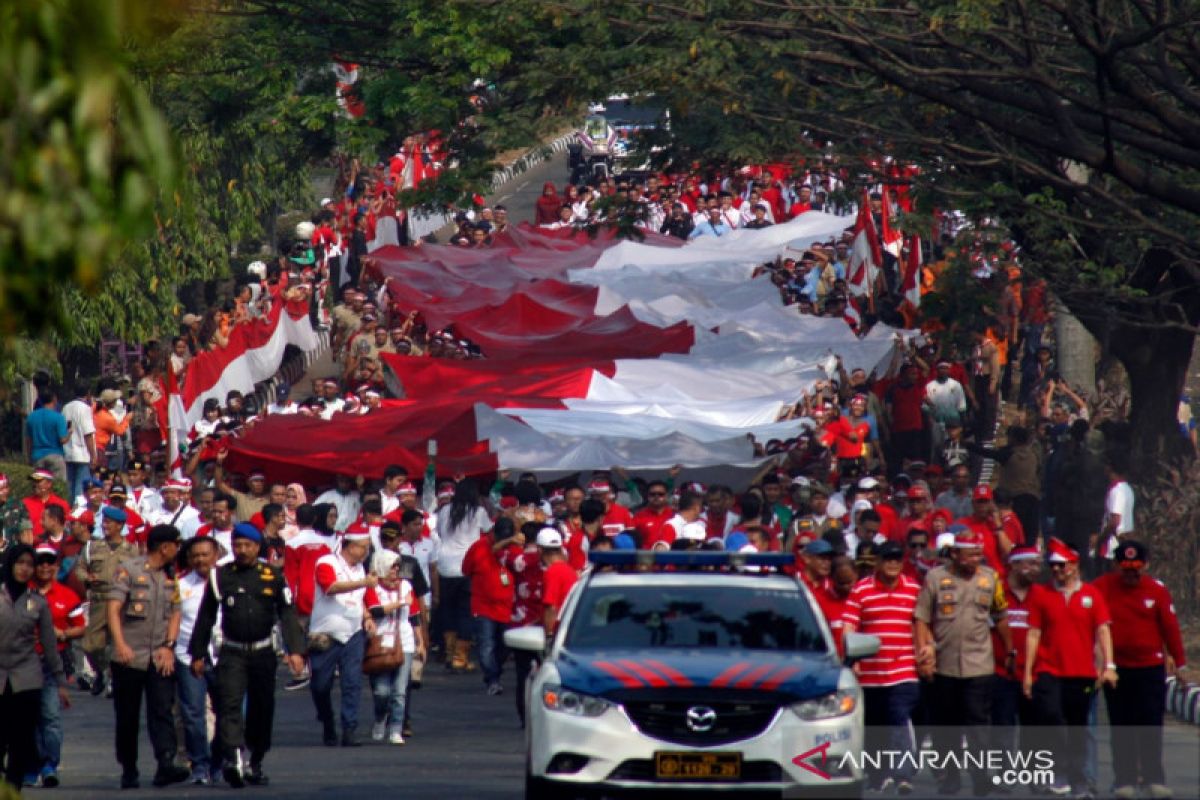 Kain merah-putih berukuran 100 x 5 meter diarak keliling Bogor