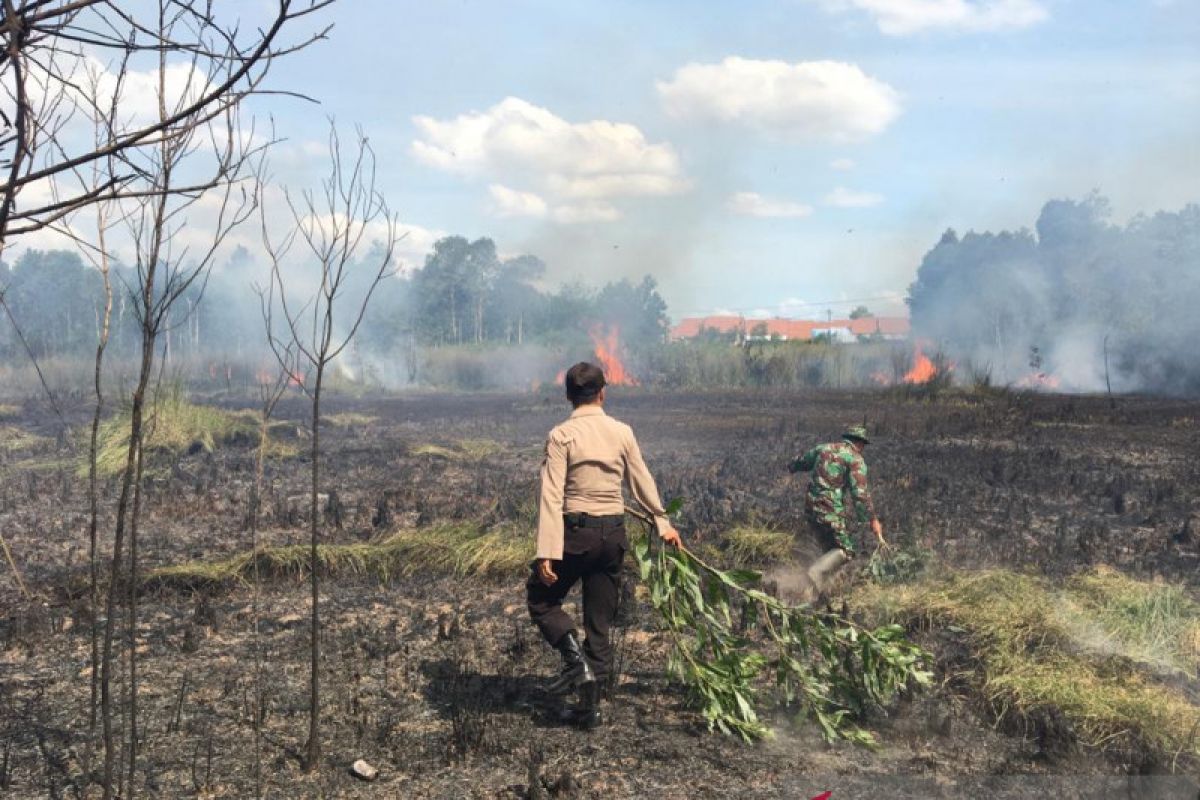 Polsek Tanjung Pandan berhasil padamkan api di lahan kering