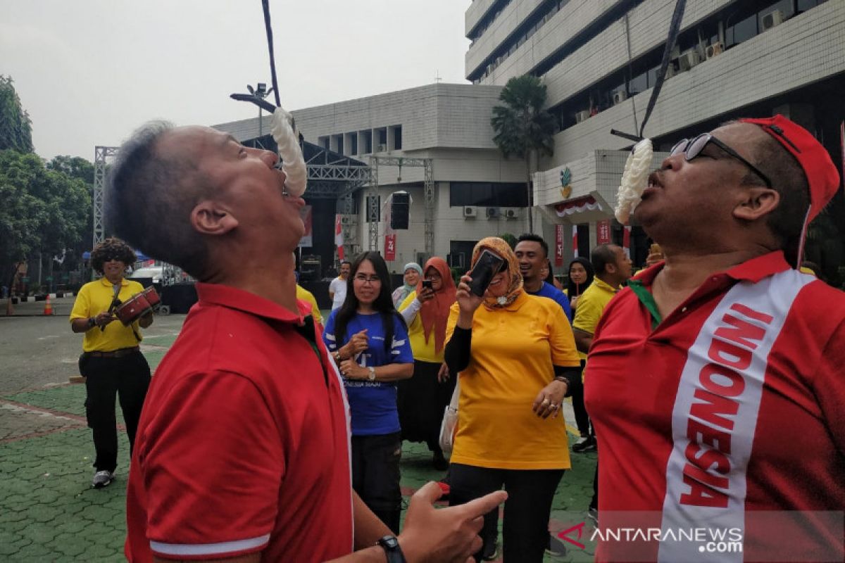 Mensos ikut lomba makan kerupuk meriahkan HUT RI