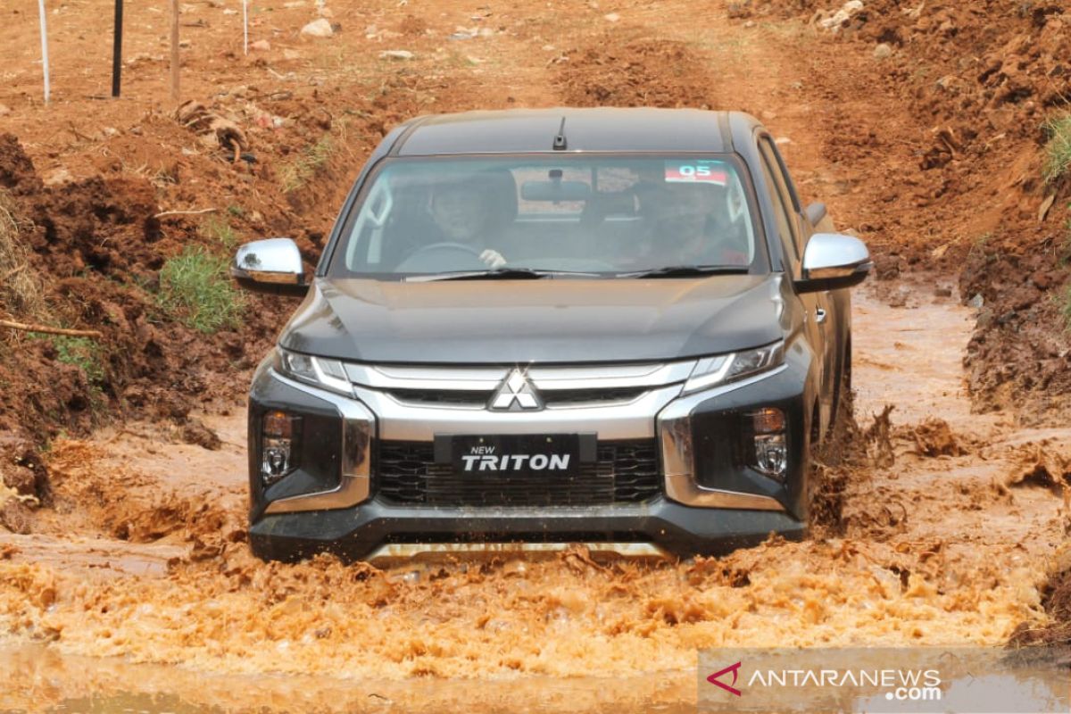 Triton kuasai pasar kendaraan kabin ganda 4x4