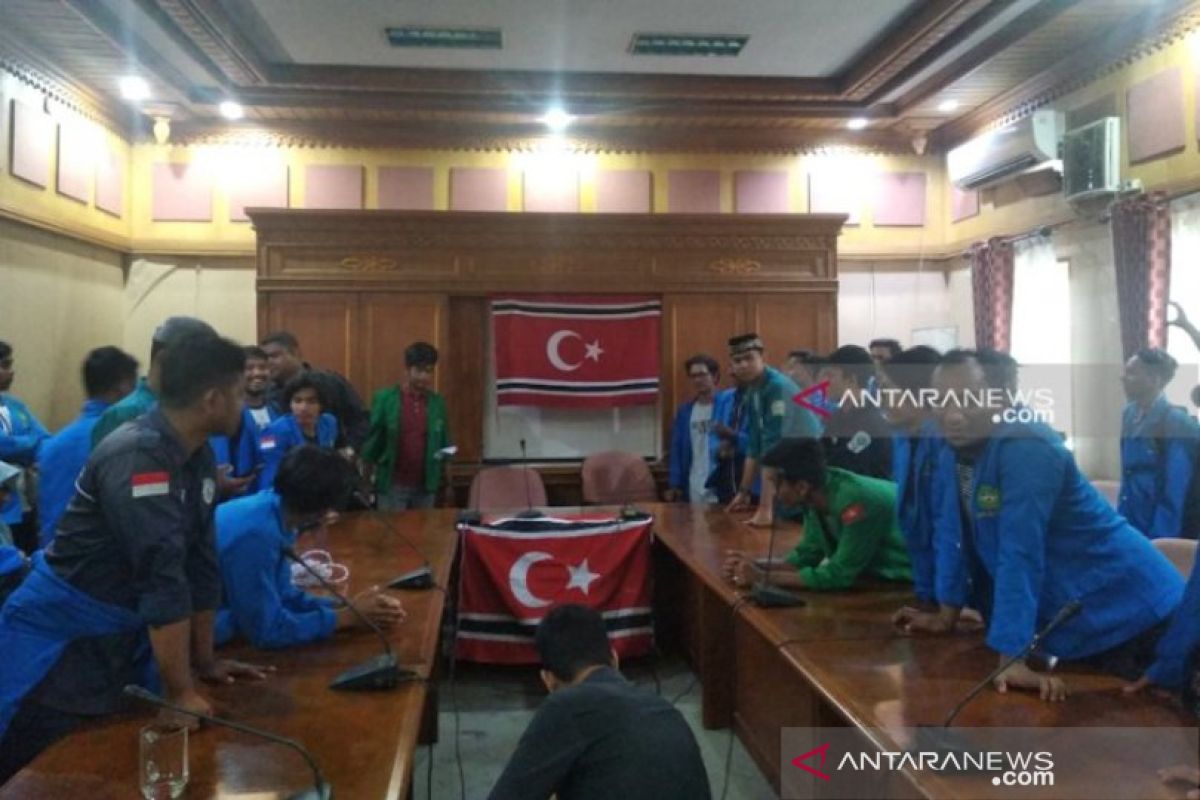 Mahasiswa memaksa  kibarkan bendera bulan bintang di DPR Aceh