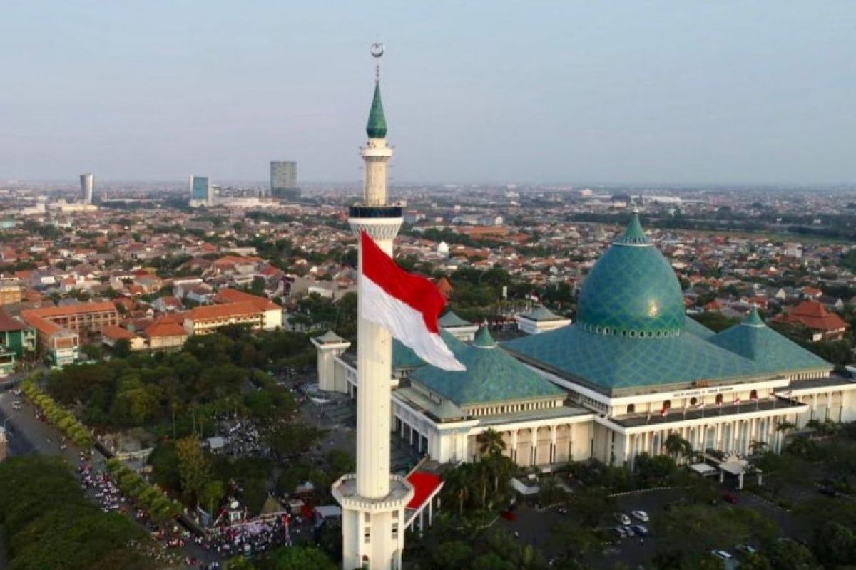 Bendera merah putih raksasa berkibar di menara Masjid Al Akbar