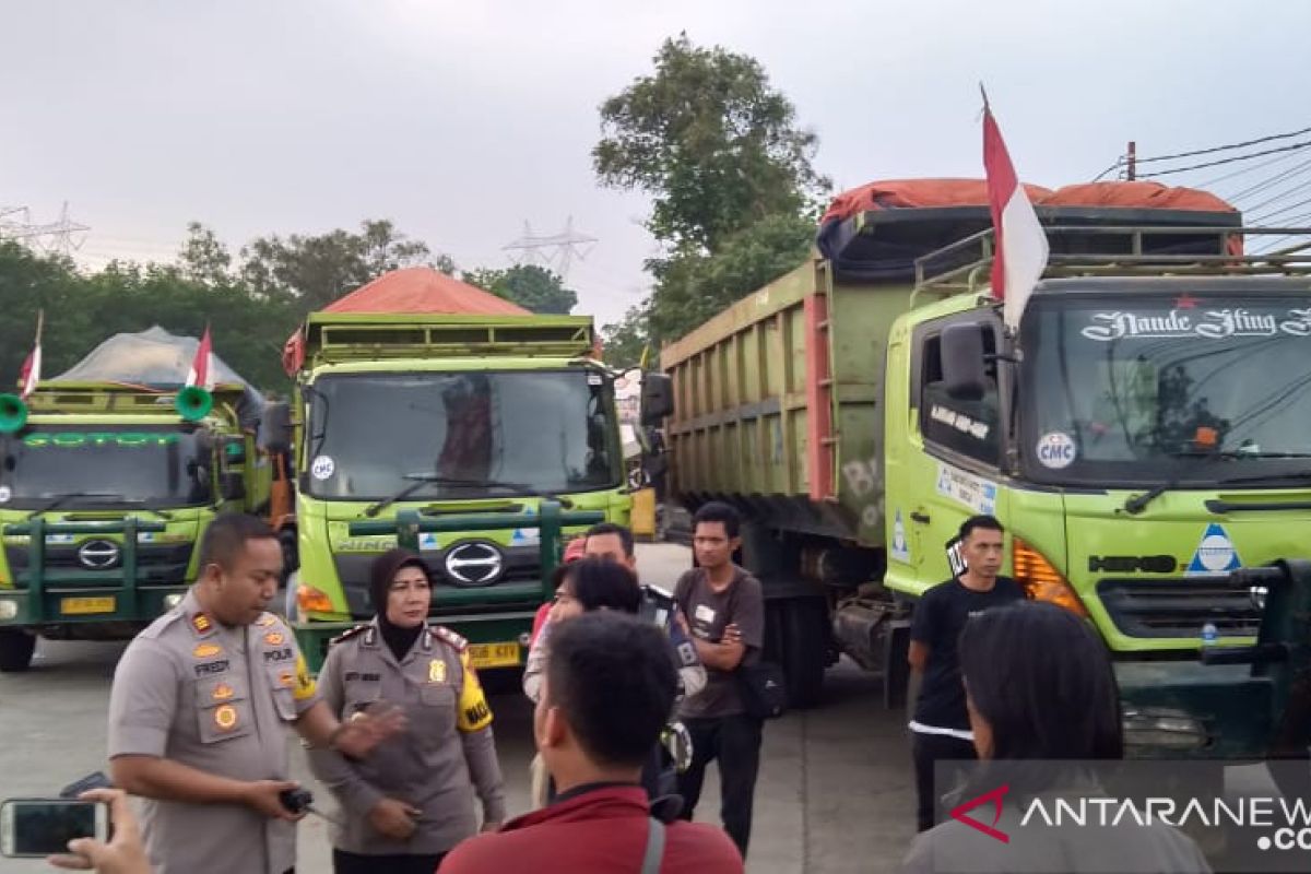 Sejumlah truk jumbo pengangkut tanah diamankan Polisi