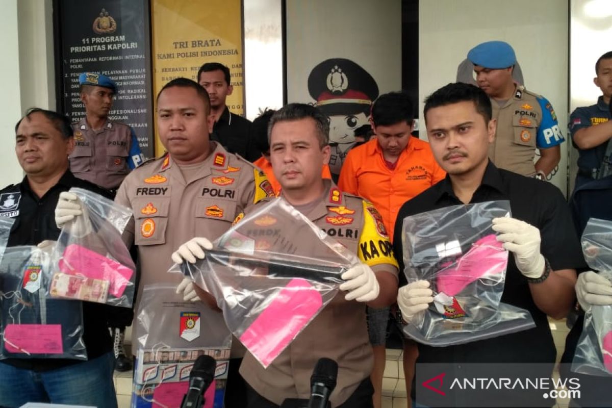 Gondol uang Rp50 juta, 2 pelaku penodong kasir mini market di Tangerang dibekuk polisi