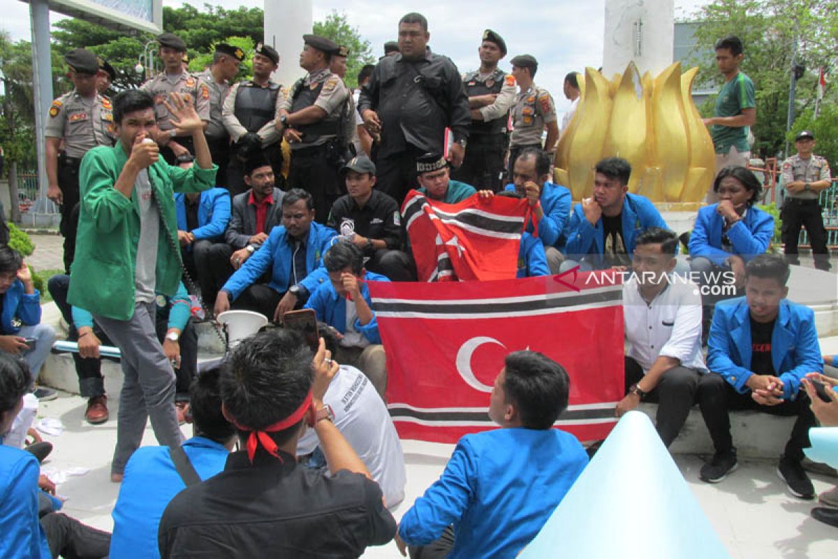 Massa mahasiswa paksa kibarkan bendera bulan di DPR Aceh