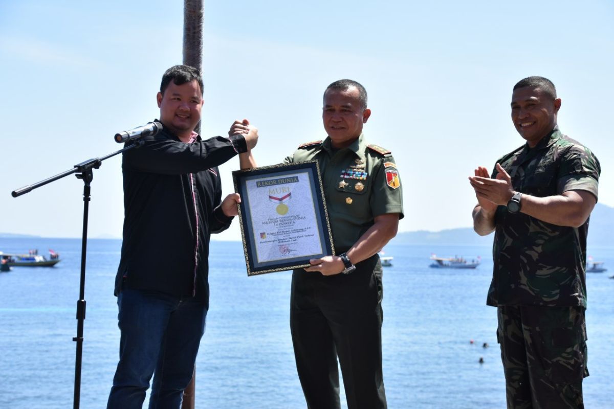 Pembentangan bendera Merah Putih terbesar di Pantai Malalayang masuk rekor MURI