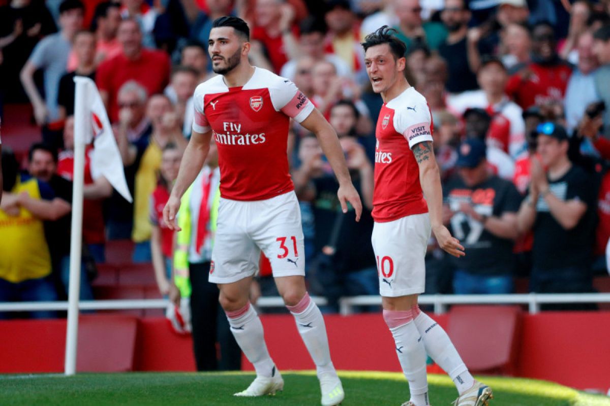 Absen di laga pembuka, Ozil dan Kolasinac siap bela Arsenal vs Burnley