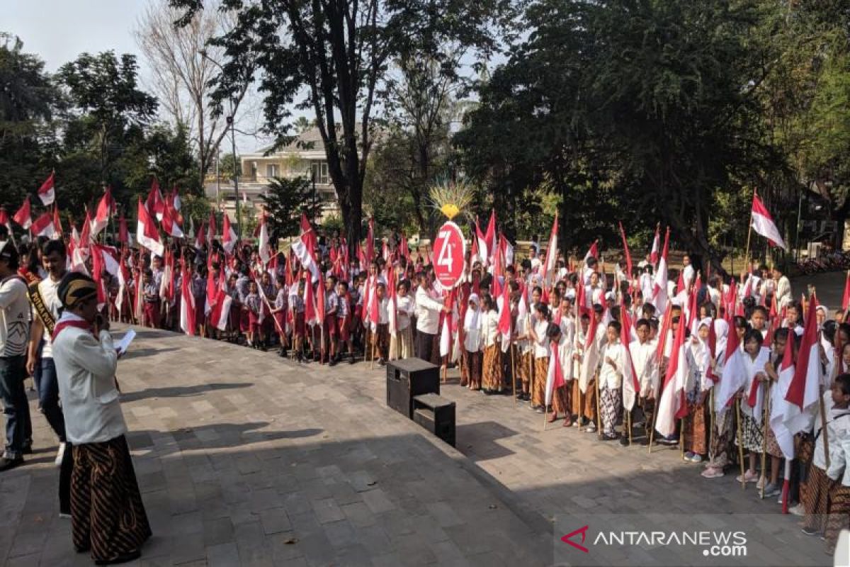 Di Monumen Perjuangan, seribuan siswa kibarkan bendera sambut Kemerdekaan RI